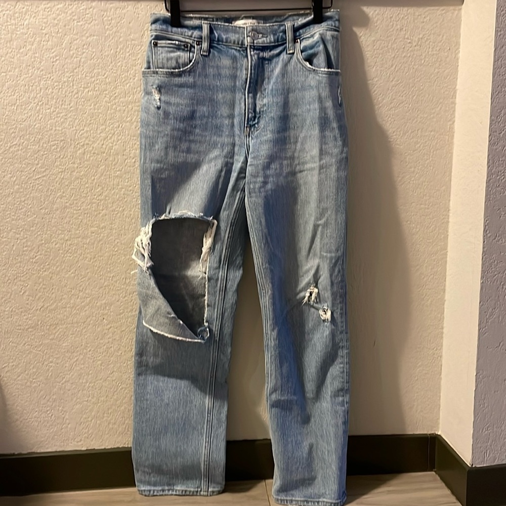 Light wash Abercrombie distressed 90s Straight Ultra High Rise